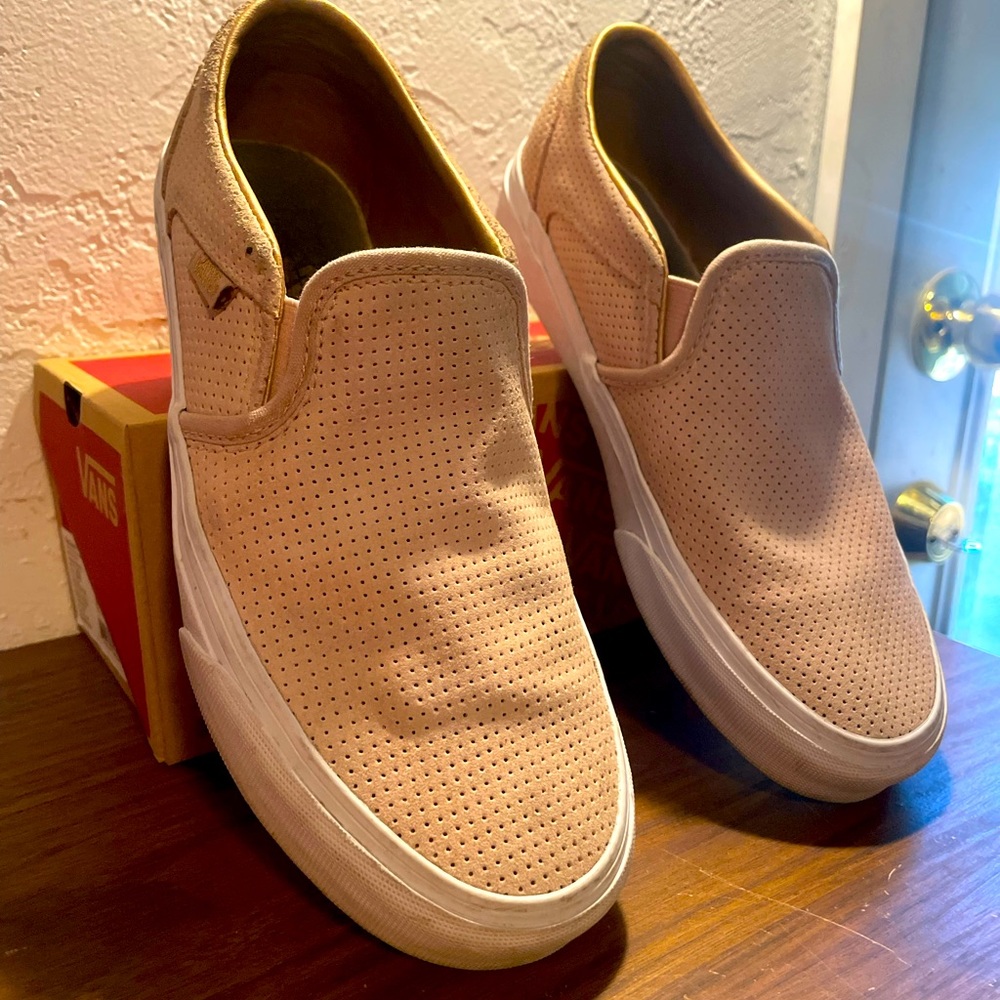 Vans Women’s Slip On Sneaker. Asher Preferated Suede. Khaki/Pale Blush.
